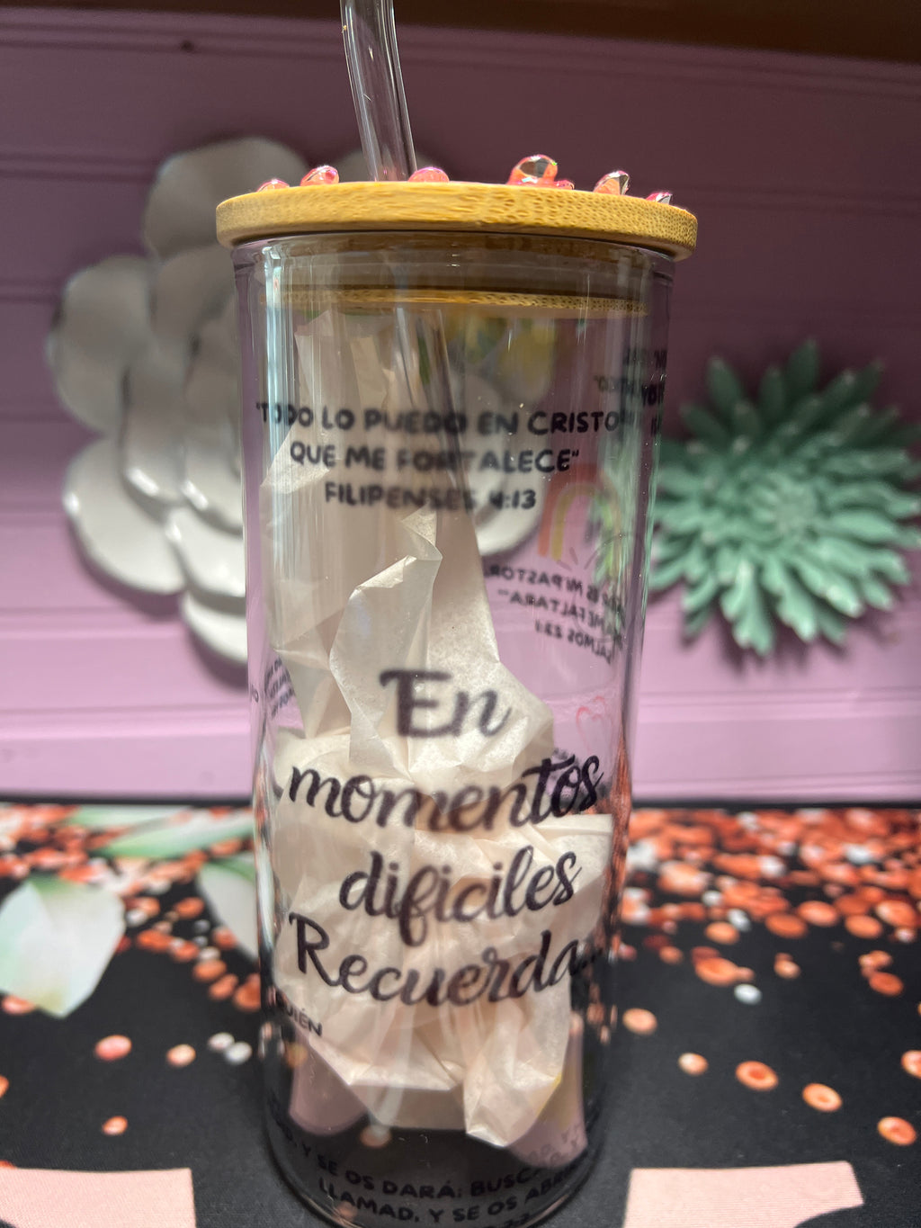 En momentos difíciles recuerda textos bíblicos glass cup 18 oz