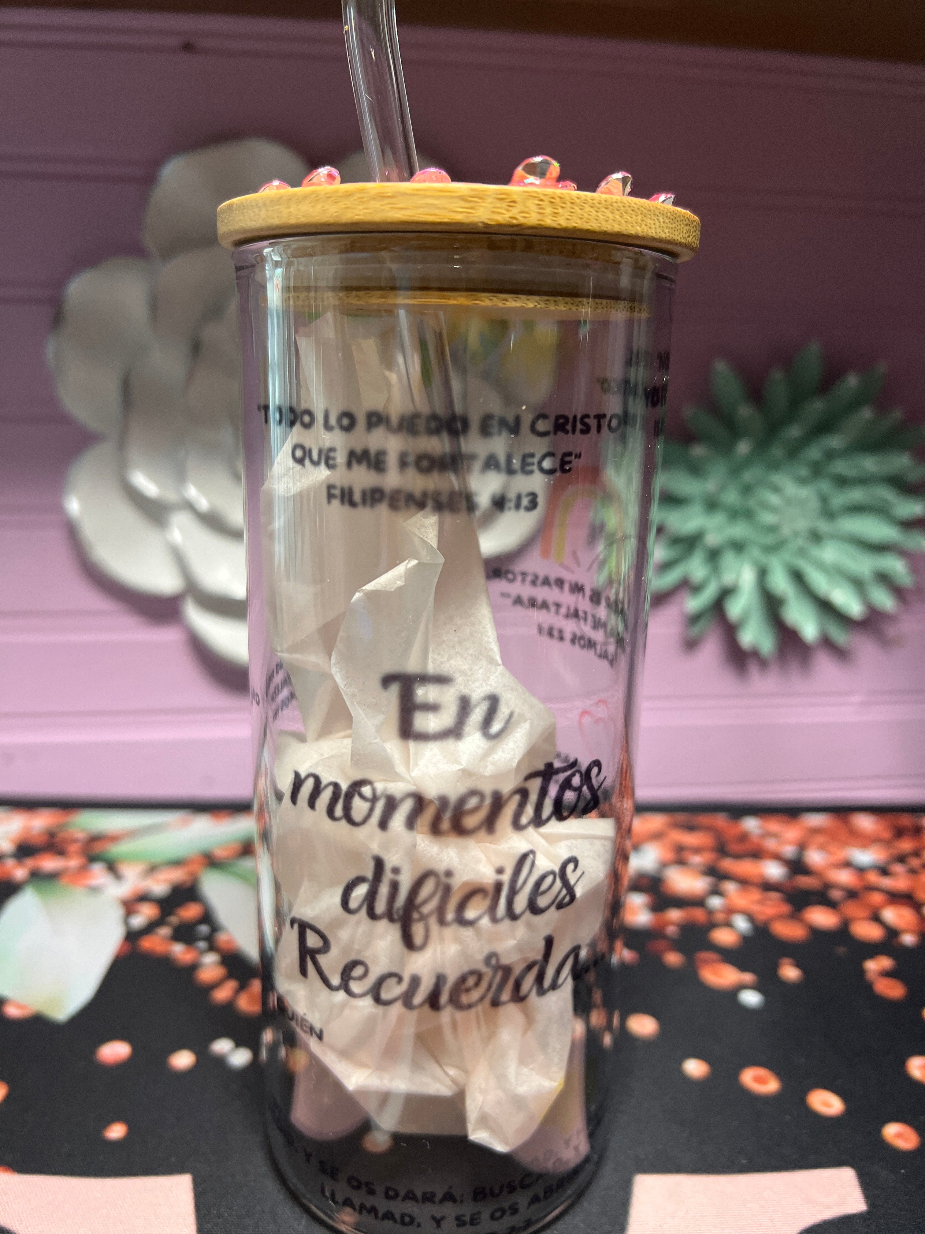 En momentos difíciles recuerda textos bíblicos glass cup 18 oz