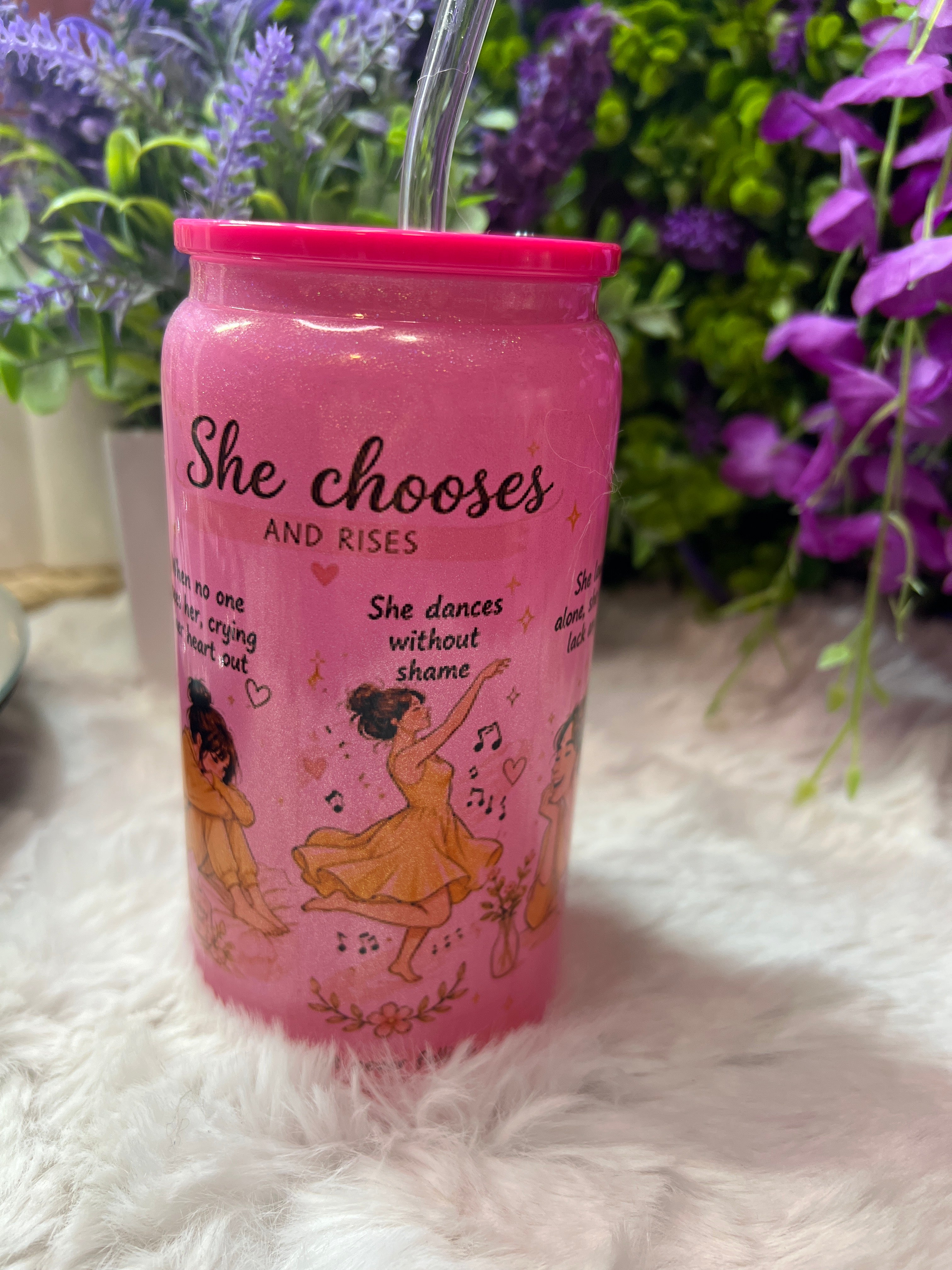 She chooses and rises glass cup 16 oz
