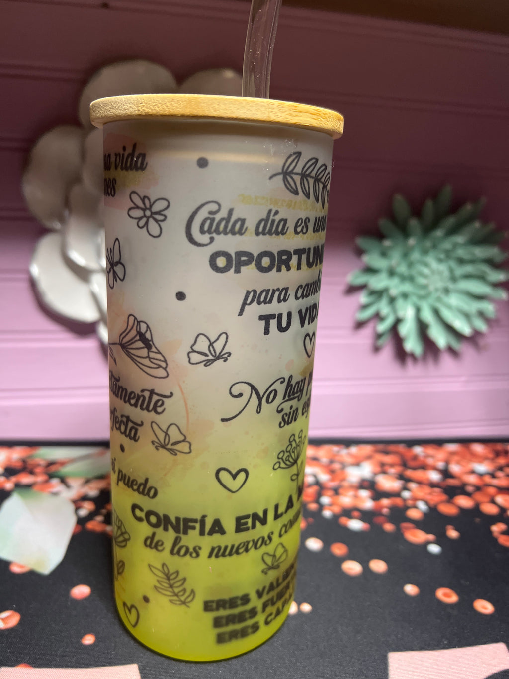 Perfectamente Imperfecta frosted glass cup 18 oz