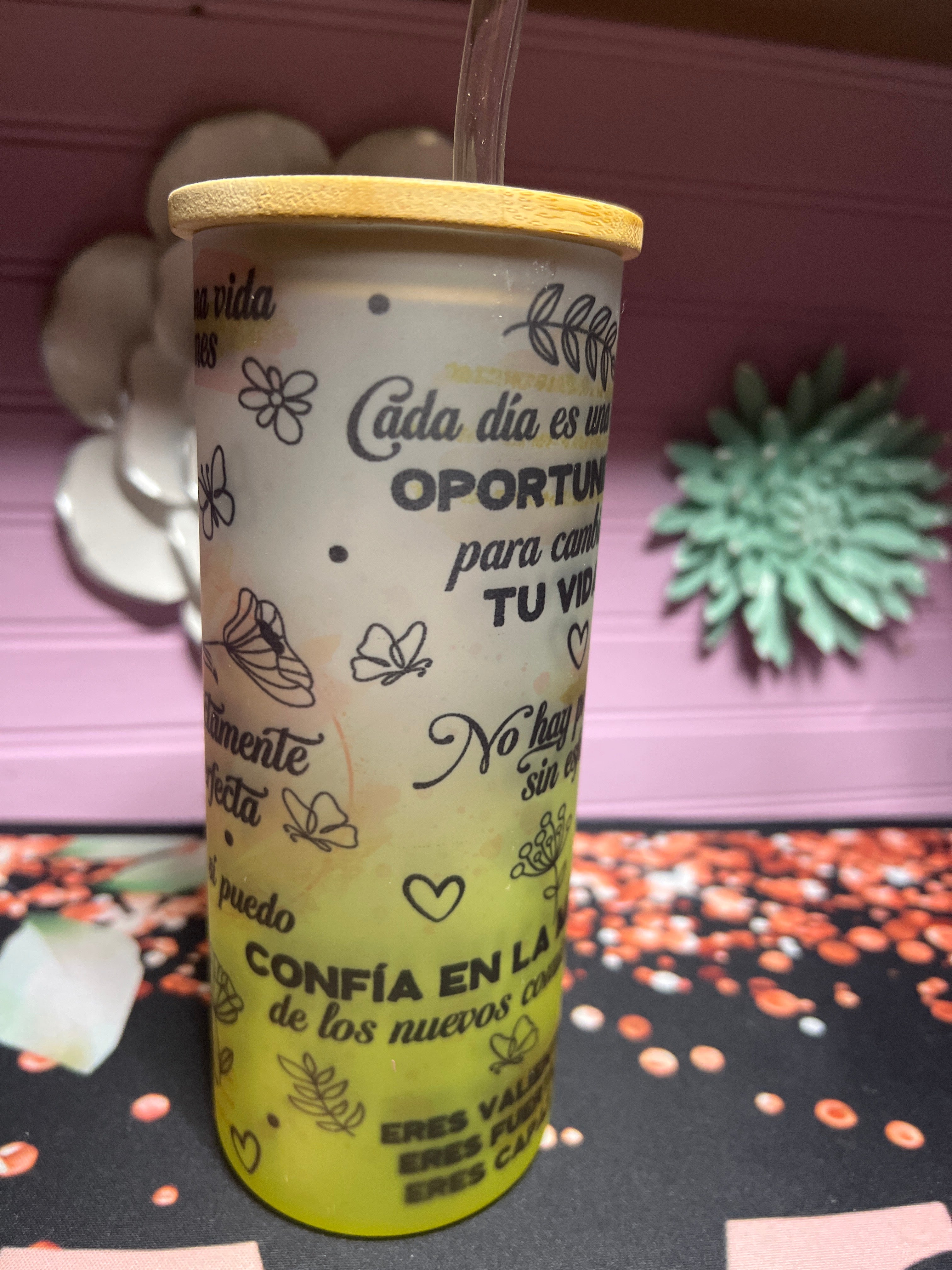Perfectamente Imperfecta frosted glass cup 18 oz