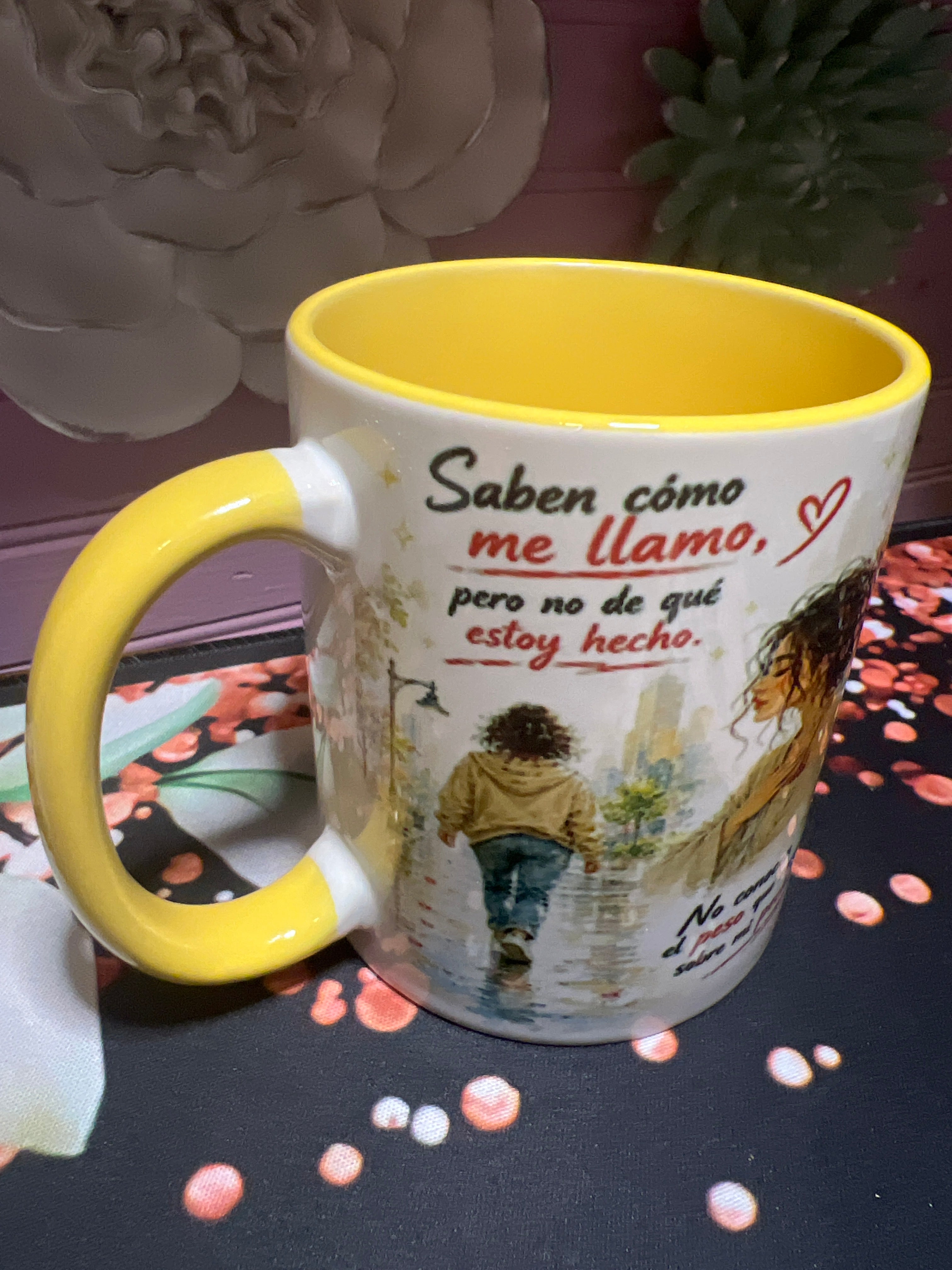 Salí de ahí taza amarilla de 11 oz