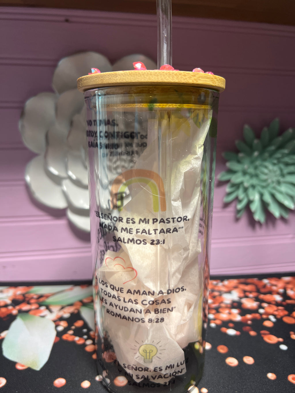 En momentos difíciles recuerda textos bíblicos glass cup 18 oz