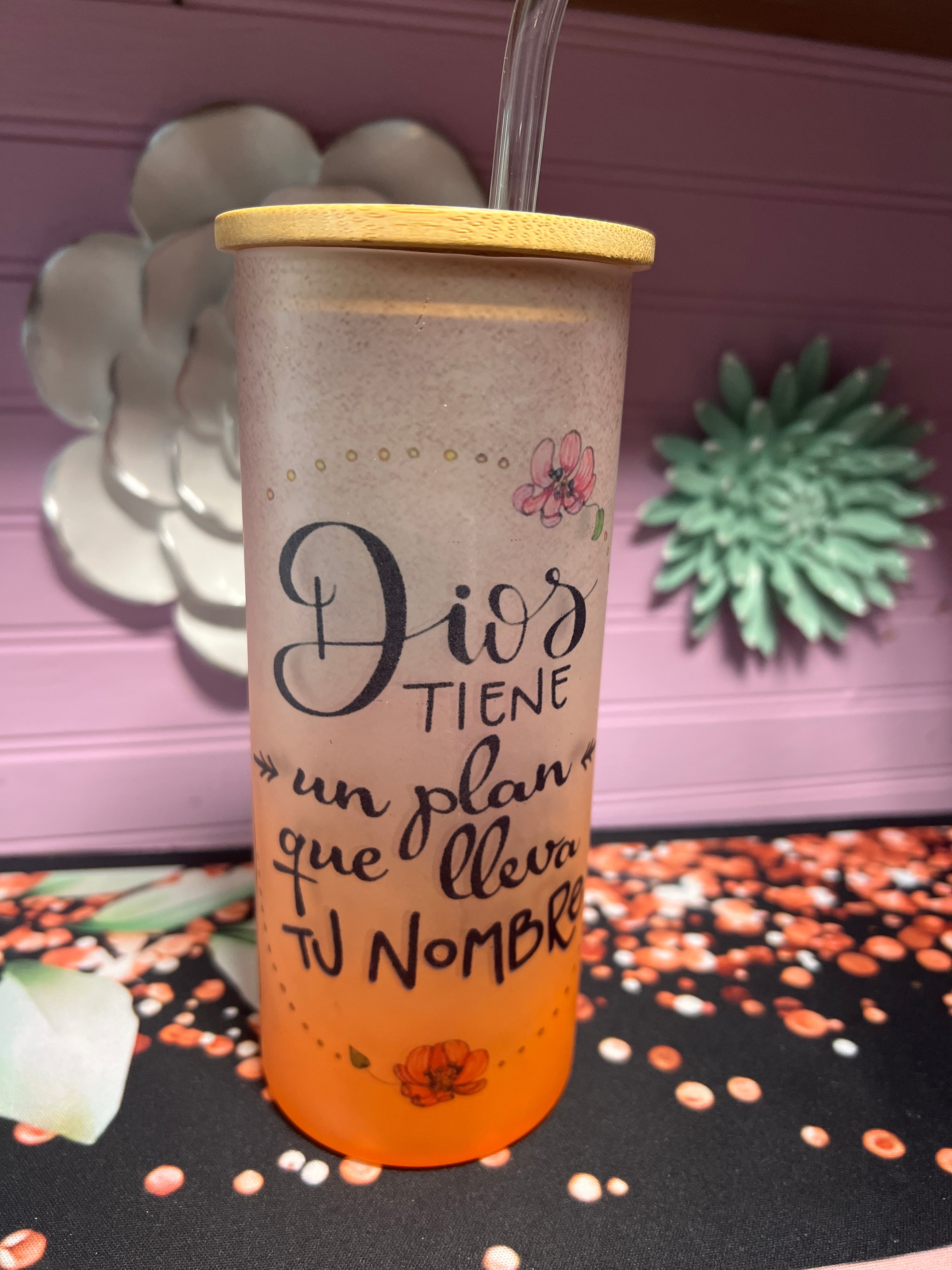 Dios tiene un plan que lleva tu nombre frosted glass cup 18 oz