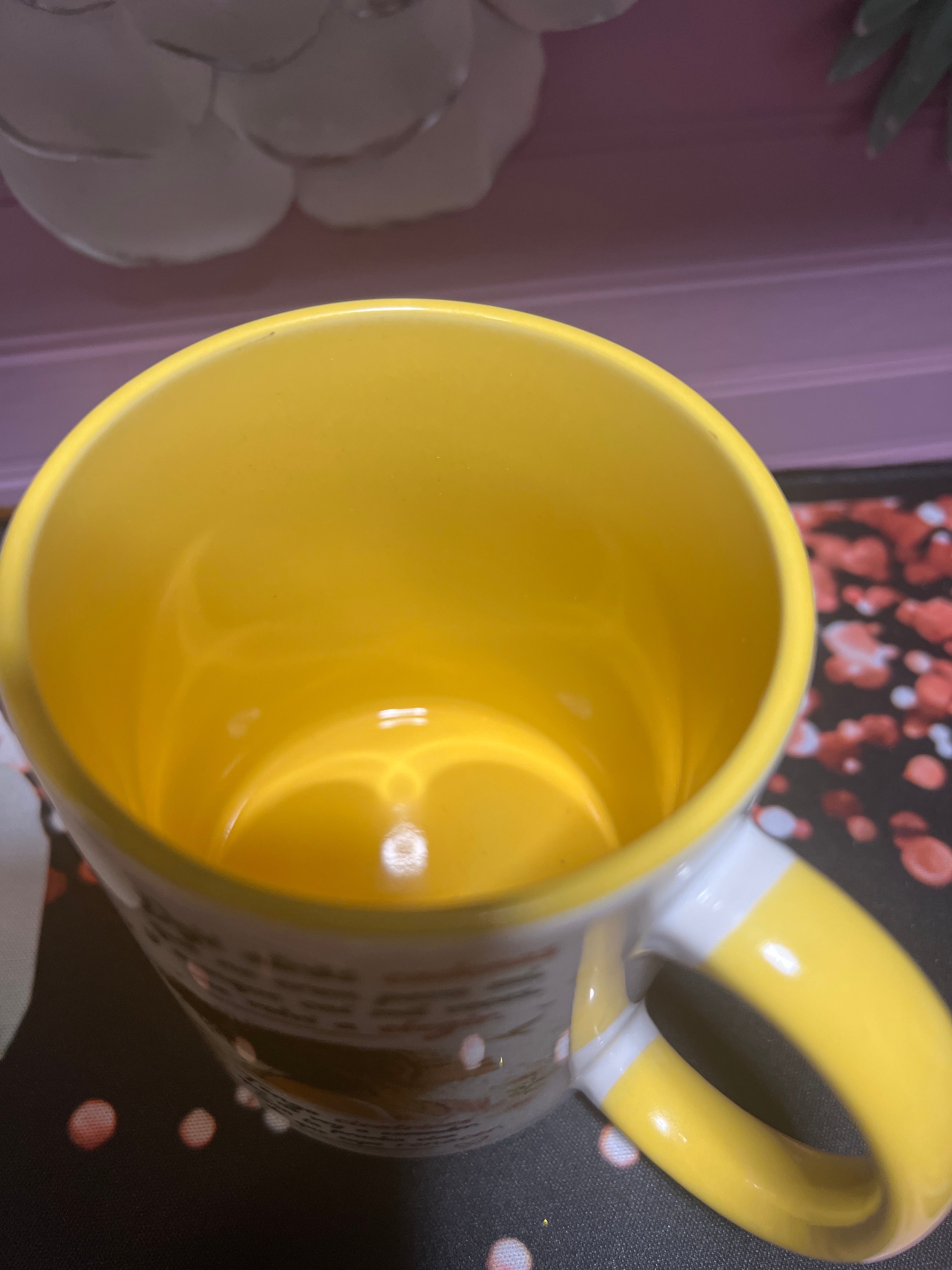 Salí de ahí taza amarilla de 11 oz