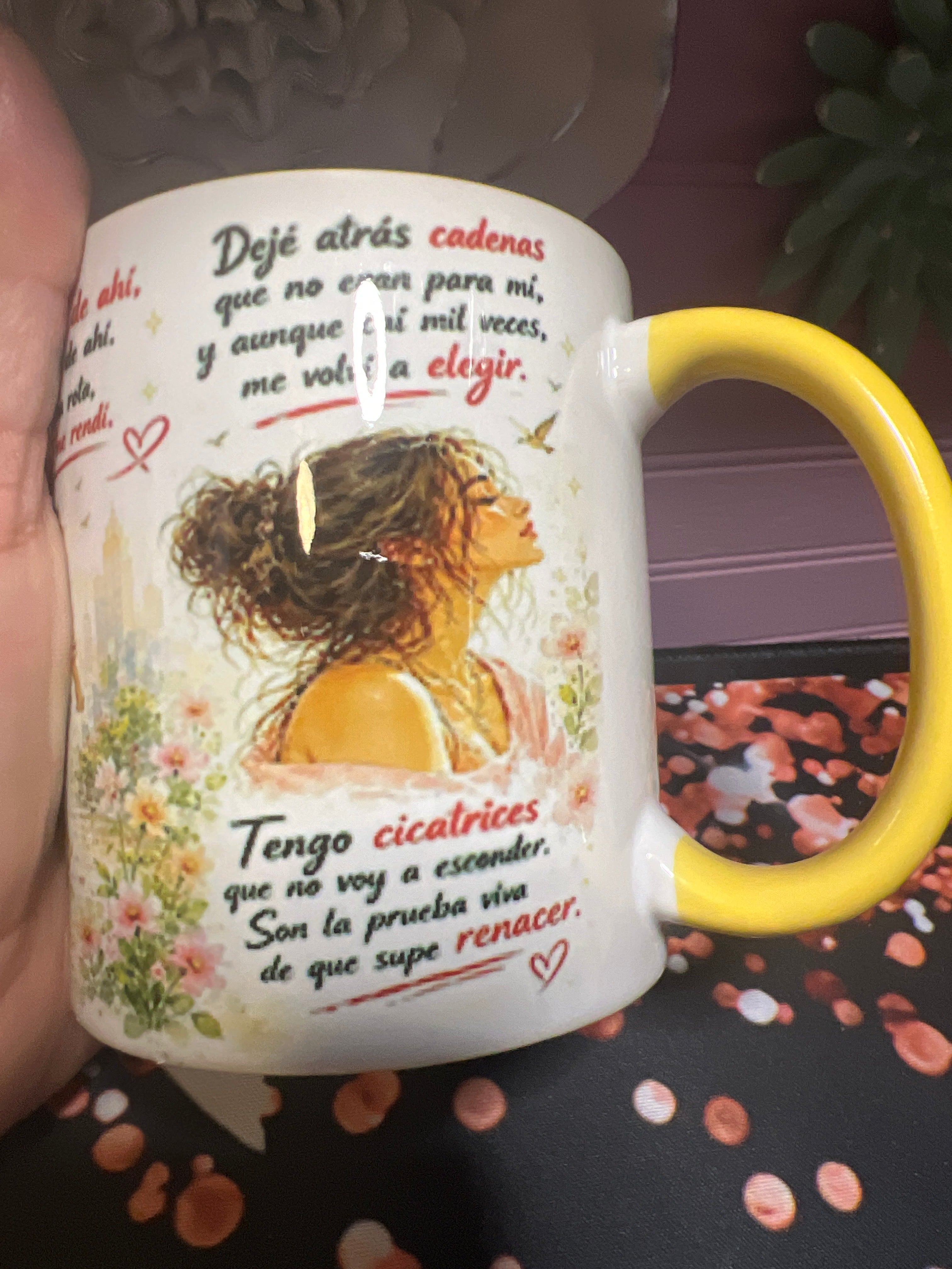 Salí de ahí taza amarilla de 11 oz