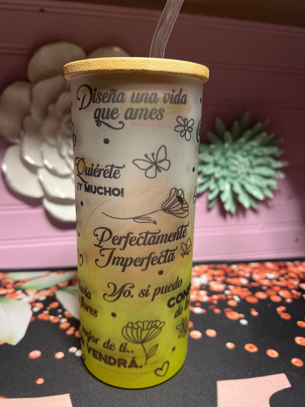 Perfectamente Imperfecta frosted glass cup 18 oz