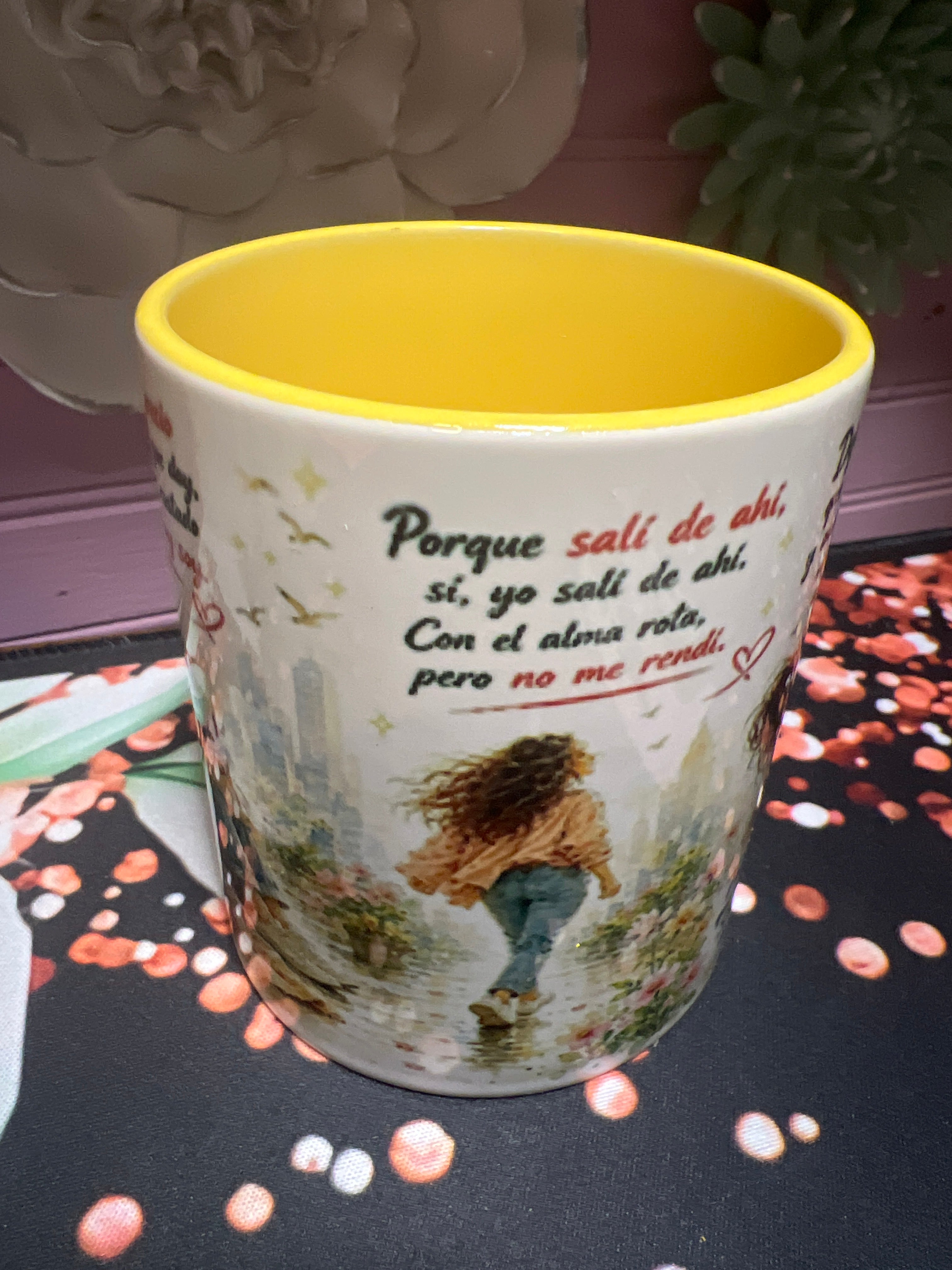 Salí de ahí taza amarilla de 11 oz