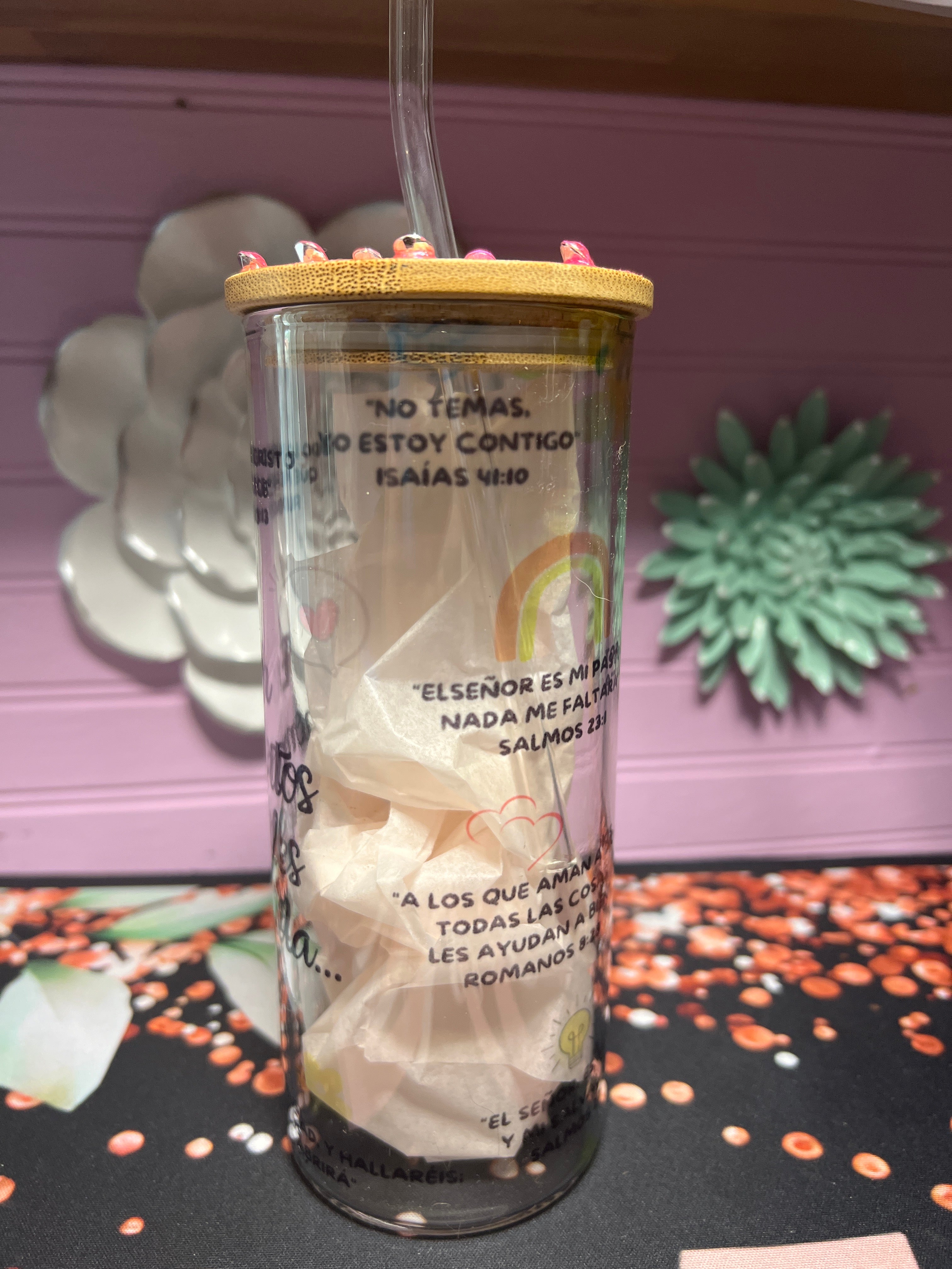 En momentos difíciles recuerda textos bíblicos glass cup 18 oz